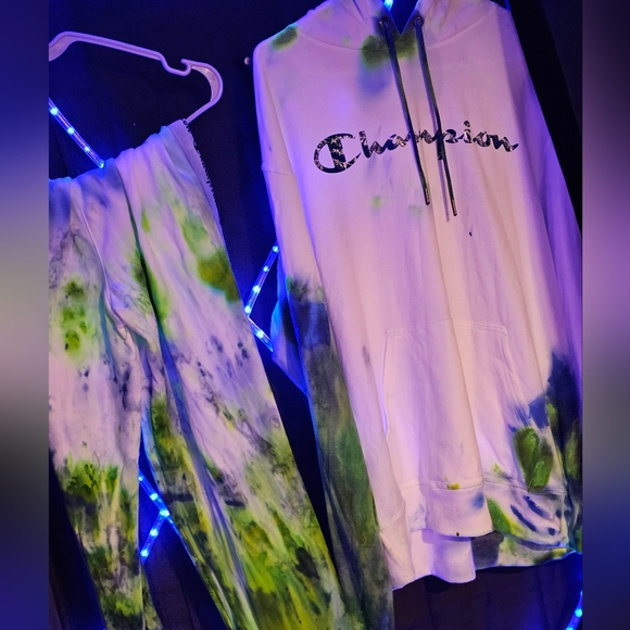 Glow in the dark custom tie dye set - Picture 2 of 3